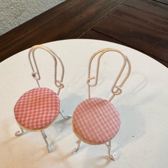 Vintage dollhouse furniture chairs 2 white & checkard - Picture 2 of 5